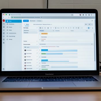Écran d’ordinateur affichant une interface éditoriale cybersécurité avec un panneau d’historique et une comparaison de type diff, ambiance sobre et net, teintes gris neutres et bleu froid.