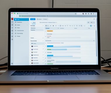 Écran d’ordinateur affichant une interface éditoriale cybersécurité avec un panneau d’historique et une comparaison de type diff, ambiance sobre et net, teintes gris neutres et bleu froid.