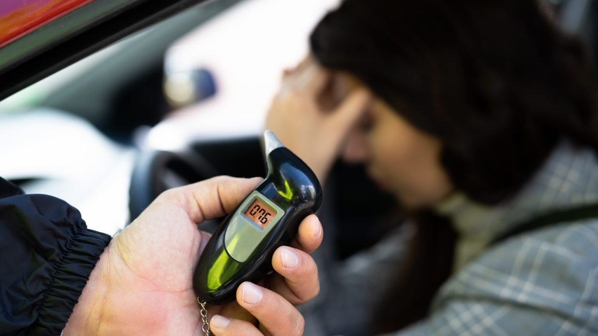 Conducteur utilisant un éthylotest électronique avant de prendre le volant.