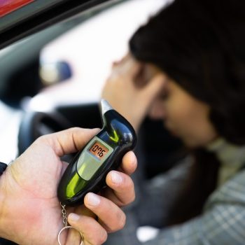 Conducteur utilisant un éthylotest électronique avant de prendre le volant.