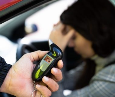 Conducteur utilisant un éthylotest électronique avant de prendre le volant.